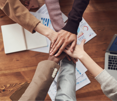 Fünf Hände, die sich gegenseitig greifen